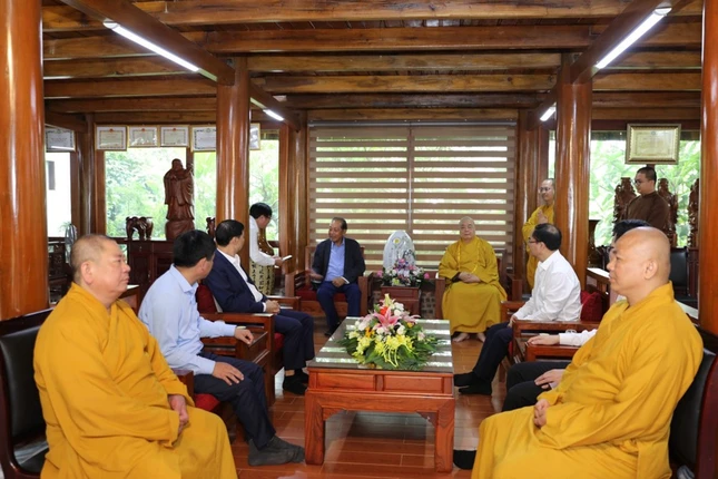 Hòa thượng Thích Thanh Nhiễu tiếp nguyên Ủy viên Bộ Chính trị, nguyên Phó Thủ tướng Thường trực Chính phủ Trương Hòa Bình