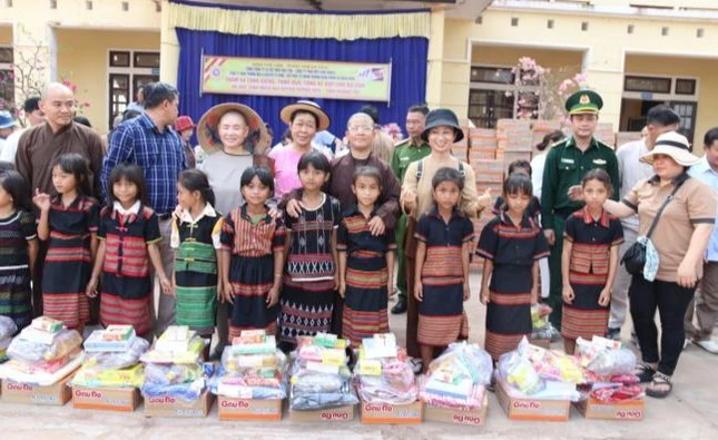 Đoàn trao quà đến học sinh dân tộc khó khăn H.Hướng Hóa