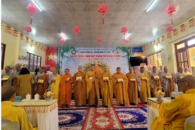 Ban Tổ chức trao học bổng cho Tăng Ni sinh Ban Tổ chức trao học bổng cho Tăng Ni sinh