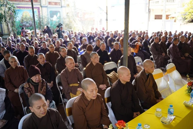 Chư tôn đức và Tăng Ni sinh tham dự