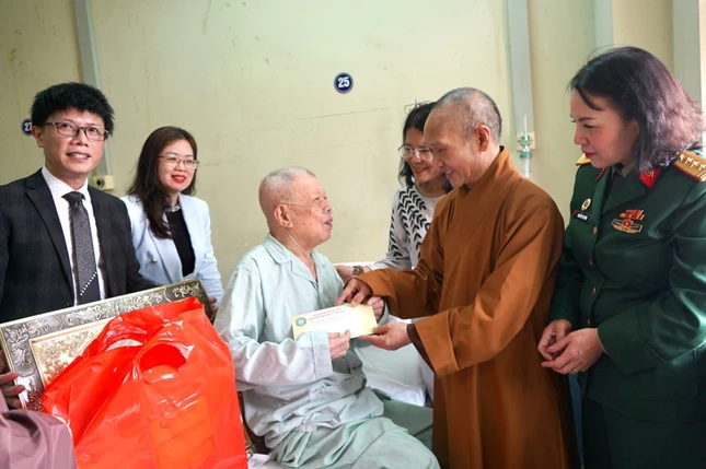 Hòa thượng Thích Thanh Điện thăm hỏi và trao quà tri ân các gia đình có công trong chiến Điện Biên Phủ