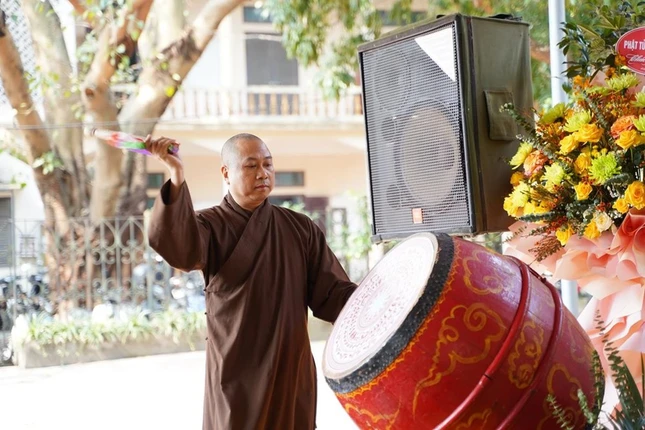 Thượng tọa Thích Minh Tín đánh trống báo hiệu năm học bắt đầu