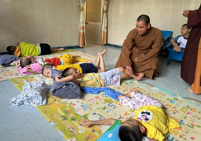 Thăm các cháu khuyết tật