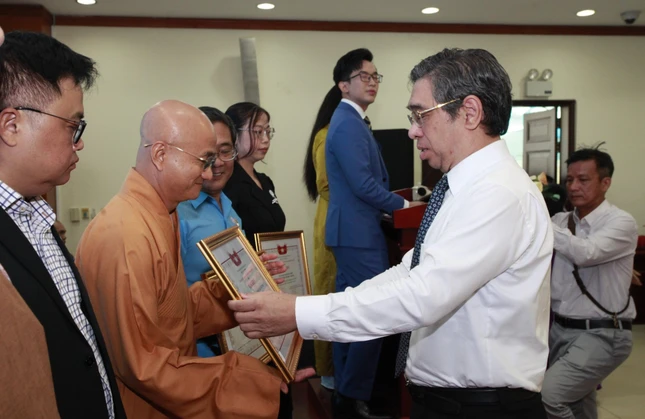 Thượng tọa Thích Thiện Quý, đại diện Ban Trị sự GHPGVN TP.HCM nhận Bằng khen từ Phó Bí thư Thành ủy TP.HCM Nguyễn Phước Lộc