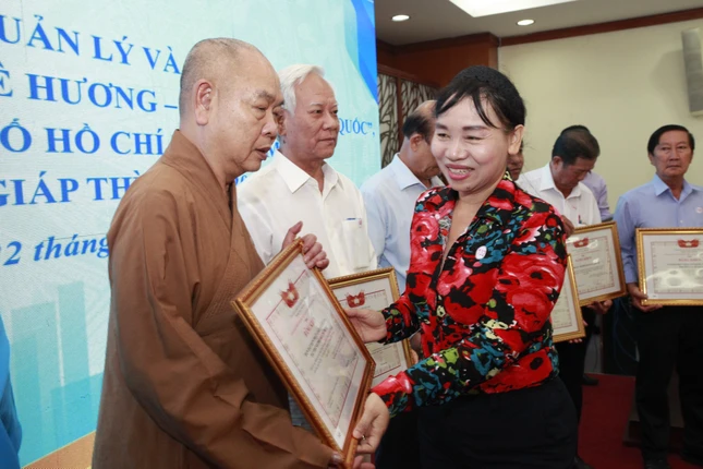 Thượng tọa Thích Huệ Công, Phó ban Trị sự TP.HCM, Trưởng ban Trị sự GHPGVN Q.8, Trưởng ban Đại diện Phật giáo người Hoa TP.HCM nhận Bằng khen của Ủy ban MTTQVN TP.HCM