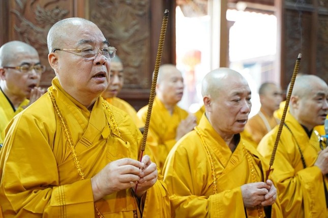 Chư tôn đức dâng hương tưởng niệm