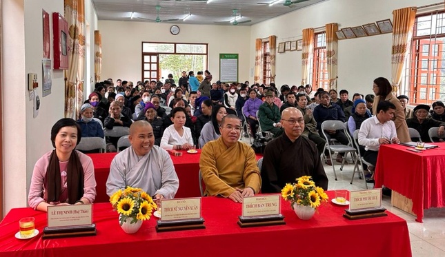 Đoàn từ thiện tại buổi trao quà xã Yên Khoái