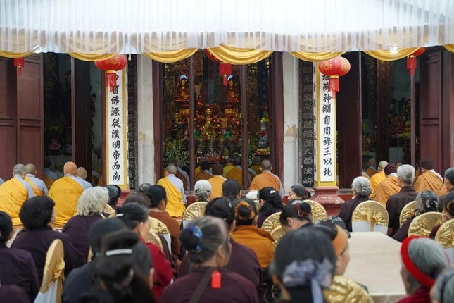 Tăng Ni, Phật tử về chùa tưởng niệm Trưởng lão Hòa thượng