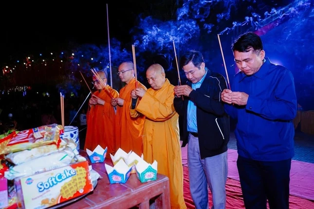 Chư tôn đức và đại diện địa phương dâng hương cầu nguyện