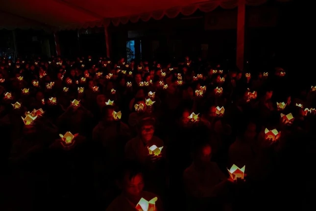 Hoa đăng cầu nguyện quốc thái dân an