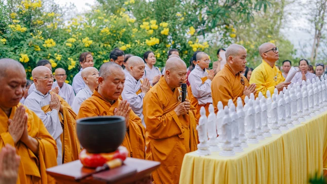 Chư tôn đức Tăng Ni, Phật tử cầu nguyện trước tôn tượng Đức Quán Thế Âm trong khuôn viên chùa Hải Vân