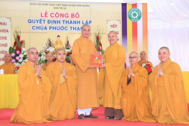 Đại đức Thích Bửu Hòa trao quyết định thành lập chùa Phước Thạnh đến Đại đức Thích Tịnh Nhân Đại đức Thích Bửu Hòa trao quyết định thành lập chùa Phước Thạnh đến Đại đức Thích Tịnh Nhân