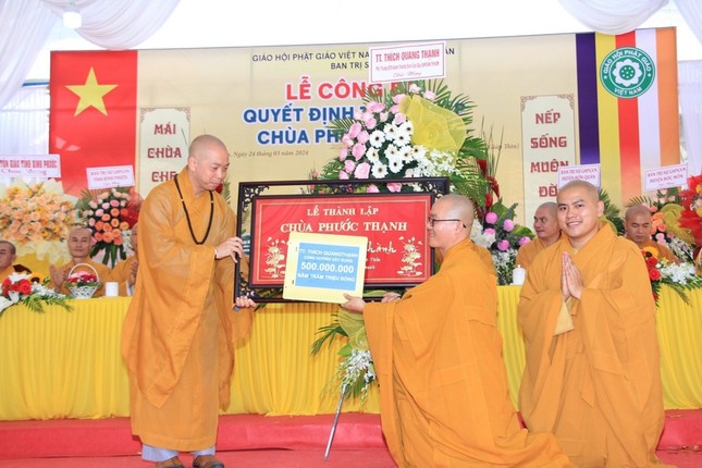 Thượng tọa Thích Quang Thạnh chúc mừng và trao cúng dường xây dựng chùa Thượng tọa Thích Quang Thạnh chúc mừng và trao cúng dường xây dựng chùa