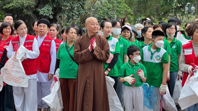 Thượng tọa Thích Thanh Huân tham gia chương trình "Hà Nội xanh"
