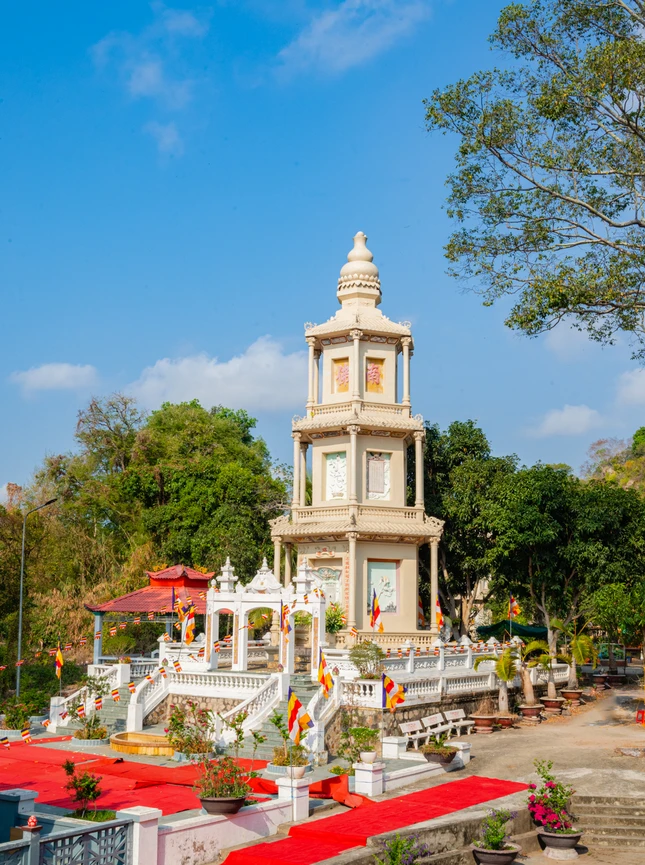 Tháp Tổ trong khuôn viên tổ đình Phi Lai