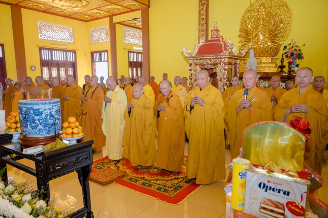 Chư tôn đức dâng hương tưởng niệm Giác linh Tổ Như Hiển - Chí Thiền