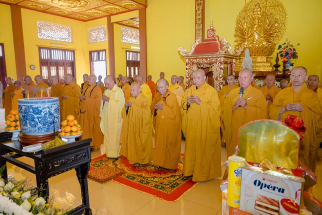 Chư tôn đức dâng hương tưởng niệm Giác linh Tổ Như Hiển - Chí Thiền