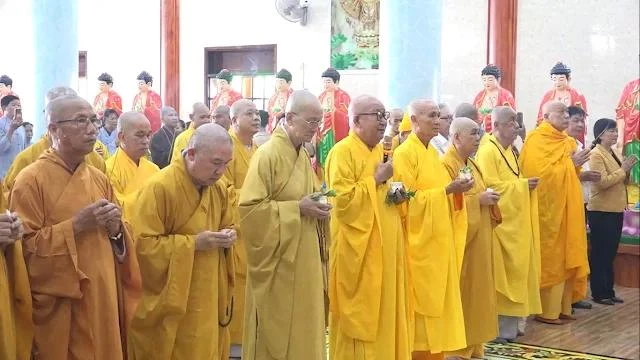 Sái tịnh, an vị tôn tượng Đức Bổn Sư tại chánh điện Sái tịnh, an vị tôn tượng Đức Bổn Sư tại chánh điện