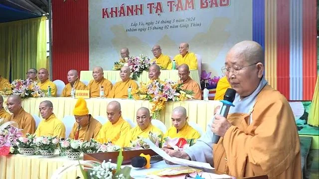 Ni sư Thích nữ Như Thành báo cáo tiến độ của công trình ngôi chánh điện Ni sư Thích nữ Như Thành báo cáo tiến độ của công trình ngôi chánh điện