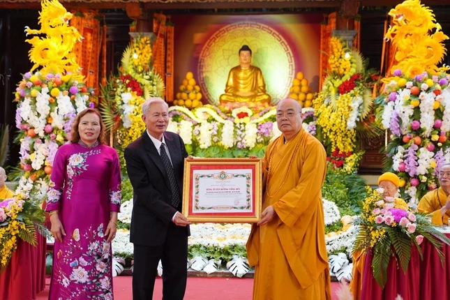 Trưởng lão Hòa thượng Thích Thanh Nhiễu trao Bằng tuyên dương công đức đến gia đình ông Lê Minh Hiệu và bà Vũ Thị Suốt