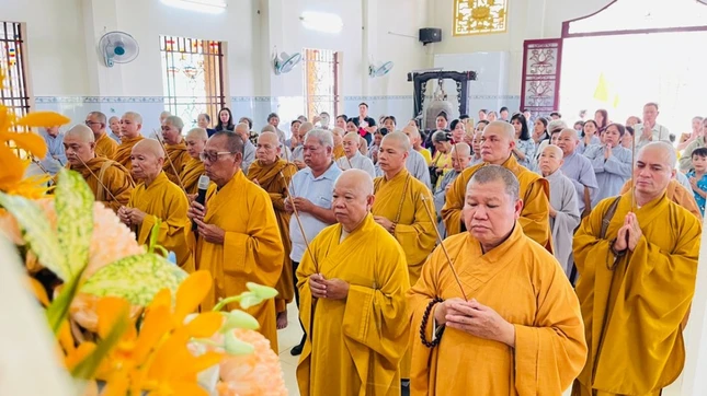 Chư tôn đức niêm hương Tam bảo tại chánh điện