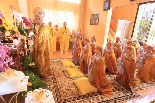 Môn đồ pháp quyến thành kính đảnh lễ trước Giác linh đài