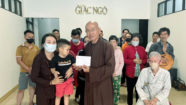 Hòa thượng Thích Tâm Viên đại diện Ban Từ thiện xã hội báo Giác Ngộ trao tiền của bạn đọc ủng hộ bệnh nhân có hoàn cảnh khó khăn Hòa thượng Thích Tâm Viên đại diện Ban Từ thiện xã hội báo Giác Ngộ trao tiền của bạn đọc ủng hộ bệnh nhân có hoàn cảnh khó khăn