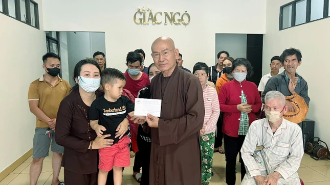 Hòa thượng Thích Tâm Viên đại diện Ban Từ thiện xã hội báo Giác Ngộ trao tiền của bạn đọc ủng hộ bệnh nhân có hoàn cảnh khó khăn Hòa thượng Thích Tâm Viên đại diện Ban Từ thiện xã hội báo Giác Ngộ trao tiền của bạn đọc ủng hộ bệnh nhân có hoàn cảnh khó khăn