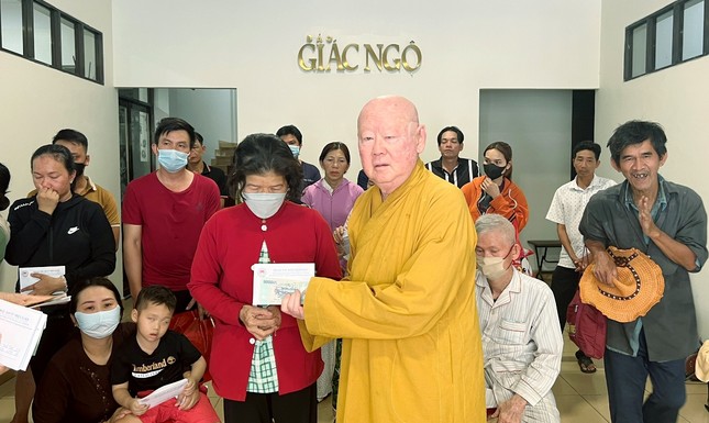 Hòa thượng Thích Duy Trấn trao tiền ủng hộ đến bệnh nhân ung bướu - Ảnh: BTTXH BGN Hòa thượng Thích Duy Trấn trao tiền ủng hộ đến bệnh nhân ung bướu - Ảnh: BTTXH BGN