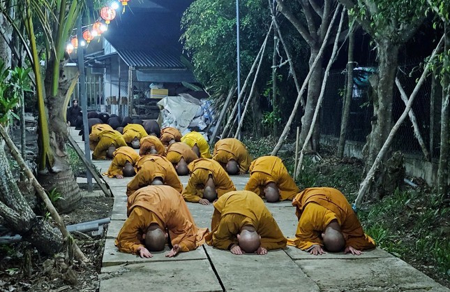 Chư Tăng, Phật tử thực hiện "tam bộ nhất bái"