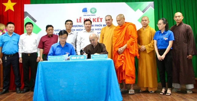 Đại diện 2 đơn vị ký kết chương trình phối hợp hoạt động