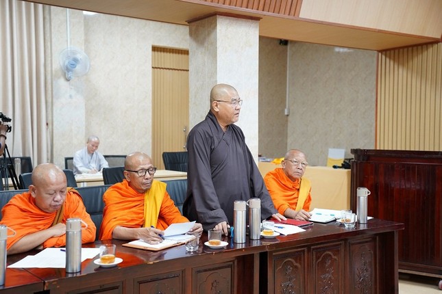 Đóng góp ý kiến tại buổi họp Ban Thường trực