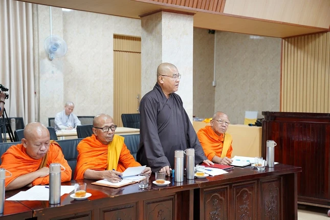 Đóng góp ý kiến tại buổi họp Ban Thường trực