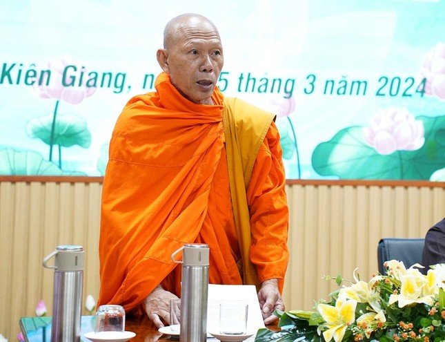 Hòa thượng Danh Đổng đúc kết buổi họp