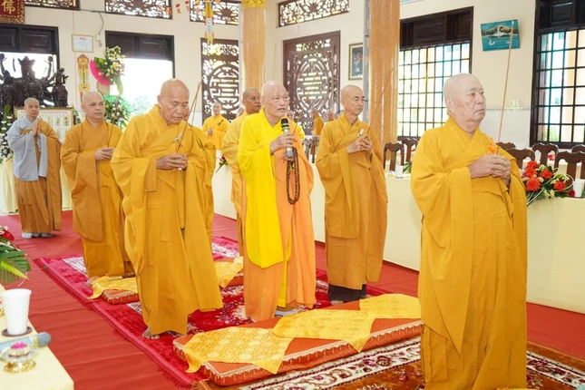 Chư tôn đức chứng minh niêm hương bạch Phật, khai đàn Pháp hội Dược Sư