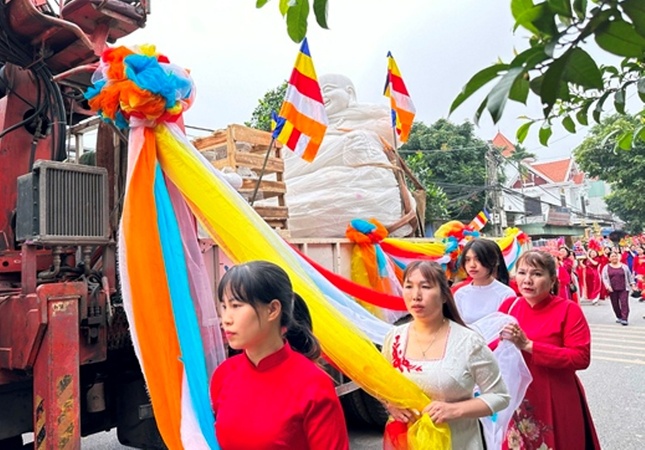 Cung rước tôn tượng Đức Phật Di Lặc về chùa Thanh Long