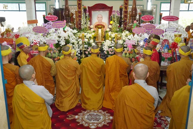 Môn đồ pháp quyến thành kính tưởng niệm