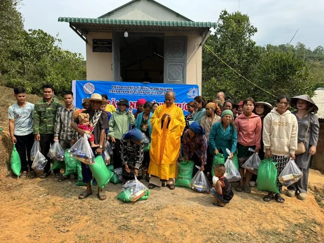 Trao quà đến bà con địa phương