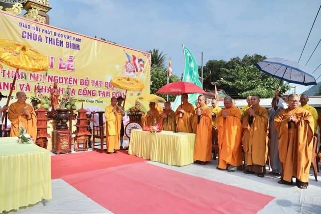 Chư tôn đức cử hành lễ an vị tôn tượng Đức Quán Thế Âm Bồ-tát