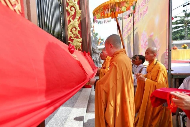 Cắt băng khánh thành tam quan chùa Thiên Bình Cắt băng khánh thành tam quan chùa Thiên Bình