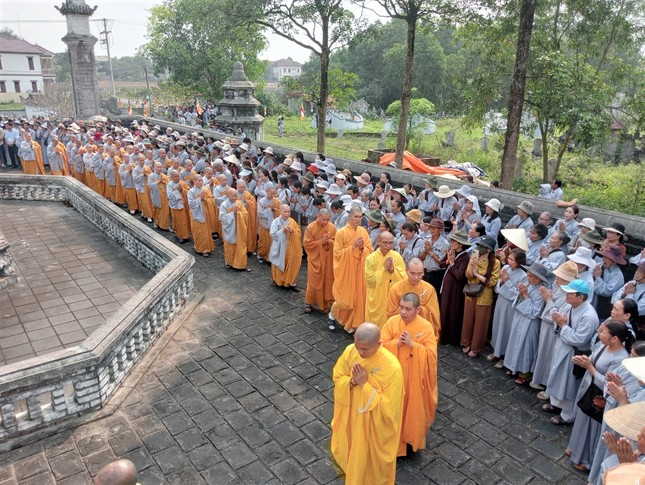 Chư Tăng Ni nhiễu tháp Tổ sư tưởng niệm Chư Tăng Ni nhiễu tháp Tổ sư tưởng niệm