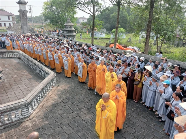 Chư Tăng Ni nhiễu tháp Tổ sư tưởng niệm