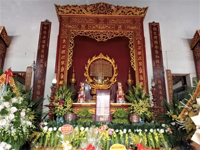 Hương án Tổ sư khai sơn tổ đình Sắc tứ Tịnh Quang