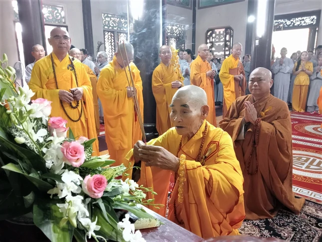 Hòa thượng Thích Chánh Huyền niêm hương bạch Tổ