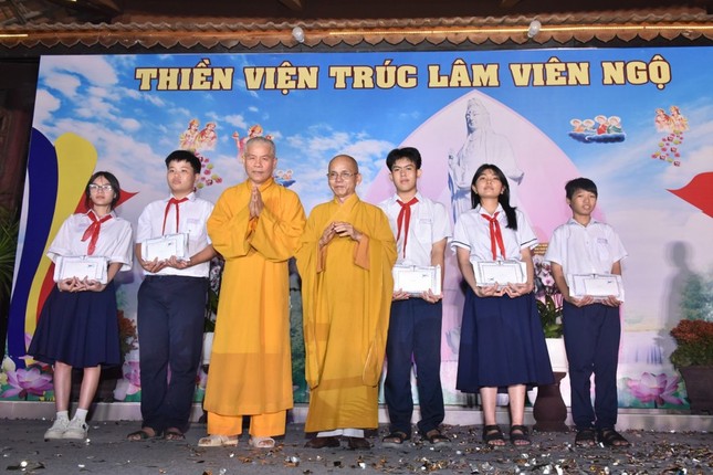 Ban Tổ chức đã trao học bổng đến học sinh có hoàn cảnh khó khăn trên địa bàn TT.Khánh Hải