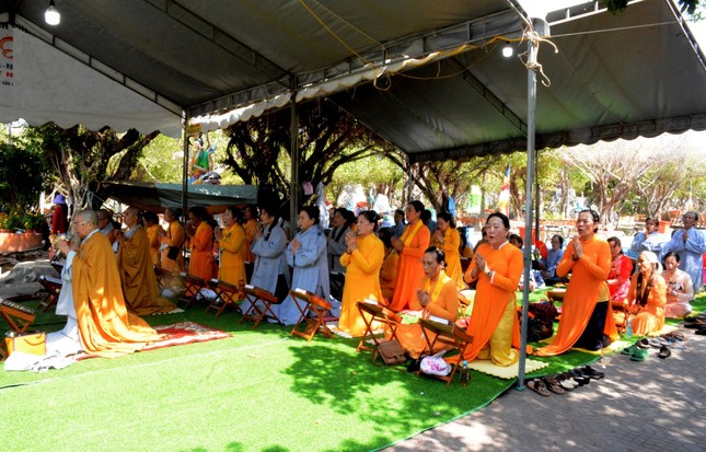 Các đạo tràng thuộc các tự viện trong tỉnh thay phiên tụng niệm trước Thánh tượng Bồ-tát