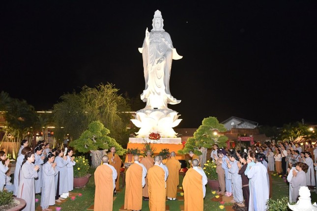 Hoa đăng cúng dường nhân Khánh đản Đức Quán Thế Âm Hoa đăng cúng dường nhân Khánh đản Đức Quán Thế Âm