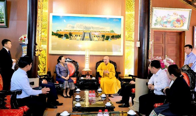 Hòa thượng Thích Huệ Thông tiếp Đại sứ Đặc mệnh toàn quyền nước CHDCND Lào Khăm Phâu Ân Thạ Văn
