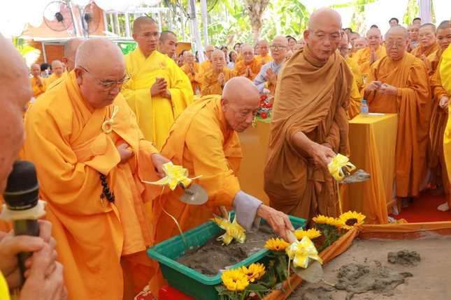 Thực hiện nghi thức khởi công xây dựng tịnh xá Ngọc Hương