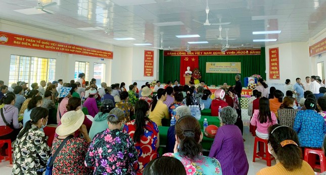 Quà con H.Giồng Trôm tại điểm trao quà